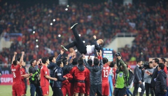 지난해 12월 15일 베트남 하노이의 미딘 국립경기장에서 열린 베트남과 말레이시아의 2018 아세안축구연맹(AFF) 스즈키컵 결승 2차전에서 우승한 베트남 선수들이 박항서 감독을 헹가래하는 모습. <연합뉴스>